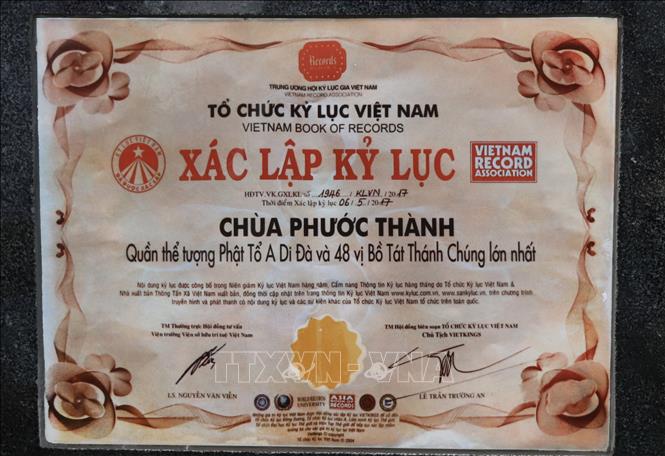 Bảng xác nhận kỷ lục của Tổ chức Kỷ lục Việt Nam dành cho quần thể tượng Phật lớn nhất của Chùa Phước Thành. Ảnh: Thanh Sang - TTXVN